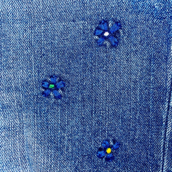 Levi’s Flower Embroidered Denim Shorts Size 27 - Picture 3 of 3